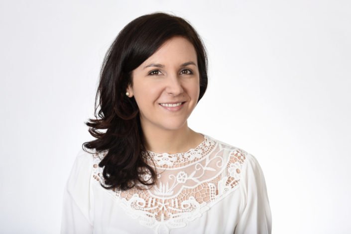 photo-cv-reseaux-sociaux-linked-in-femme-professionnel-lausannephoto-studio-photographe