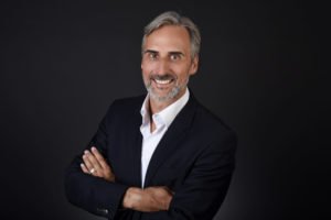 photo-cv-reseaux-sociaux-linked-in-homme-professionnel-lausannephoto-studio-photographe-lausanne