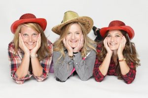 shooting-photo-lausanne-enterrement-vie-de-jeune-fille-studio-déguisements-copines-chapeaux