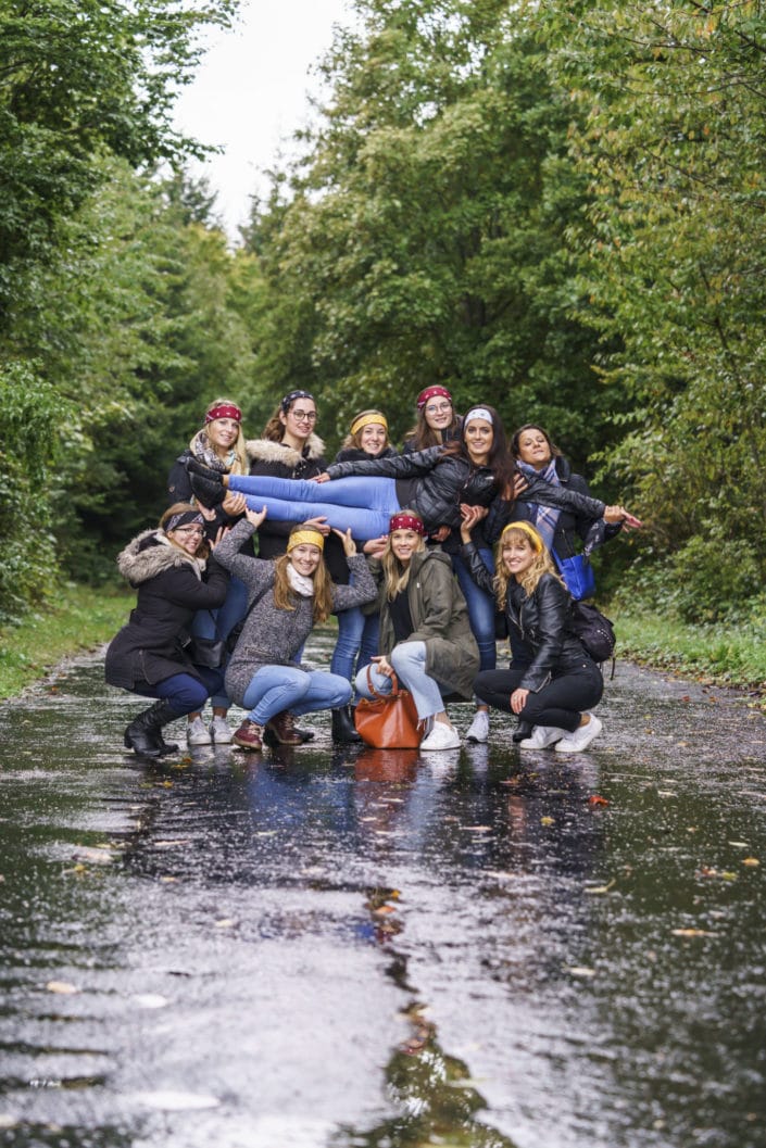 LausannePhoto-enterrement-vie-de-jeune-fille-femmes-copines-shooting-studio-exterieur-nature-forêt-fun-amies-03 -suisse-photo