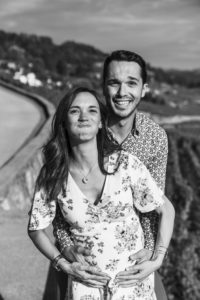LausannePhoto-shooting-maternité-grossesse-parents-bebe-exterieur-nature-vignes-lavaux-suisse-photo-05