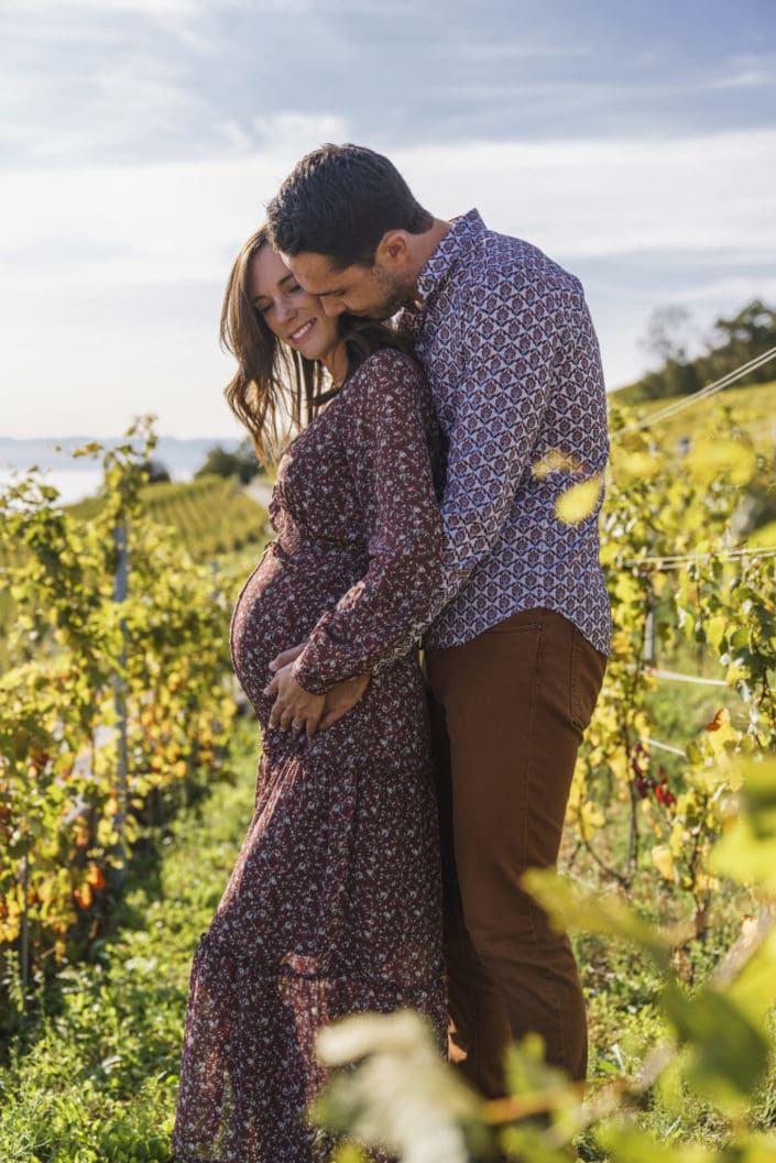 LausannePhoto-shooting-maternité-grossesse-parents-bebe-exterieur-nature-vignes-lavaux-suisse-photo