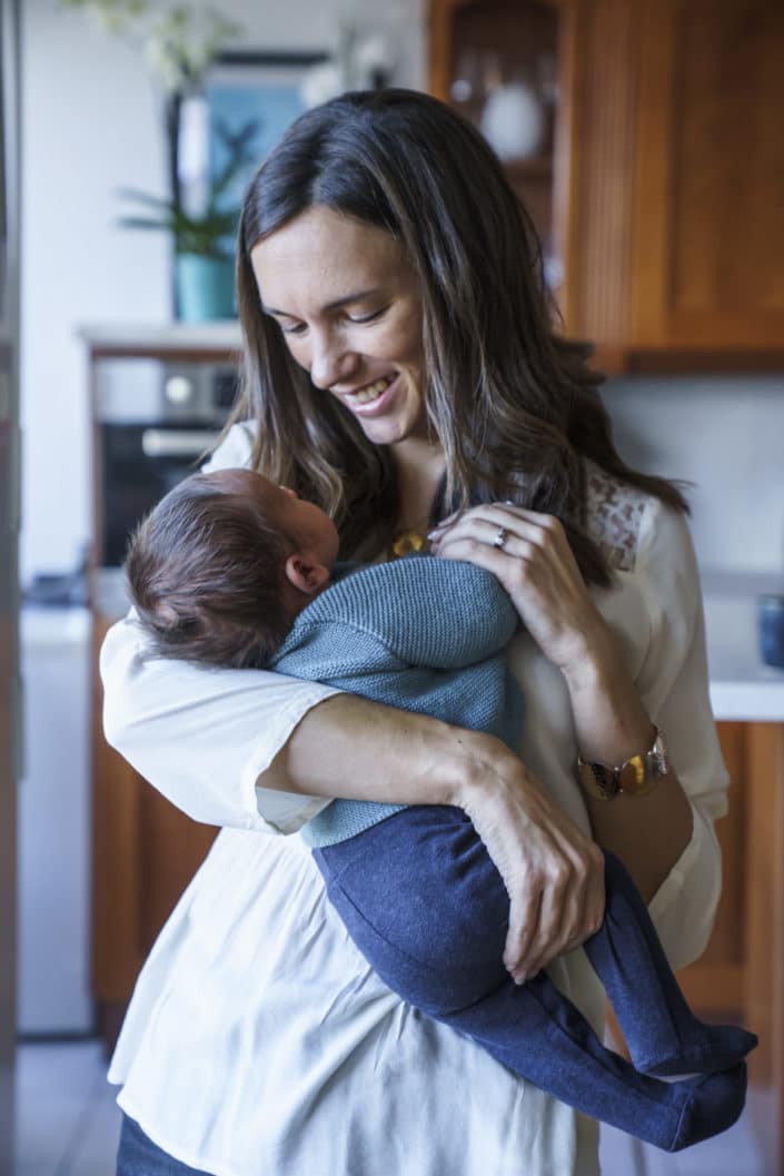 LausannePhoto-shooting-maternité-grossesse-parents-bebe-nouveau-ne-exterieur-domicile-maison-suisse-photo-Vaud-01