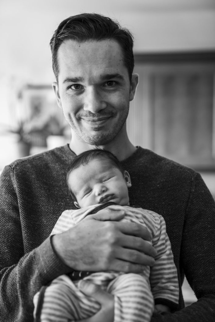 LausannePhoto-shooting-maternité-grossesse-parents-bebe-nouveau-ne-exterieur-domicile-maison-suisse-photo-Vaud-012