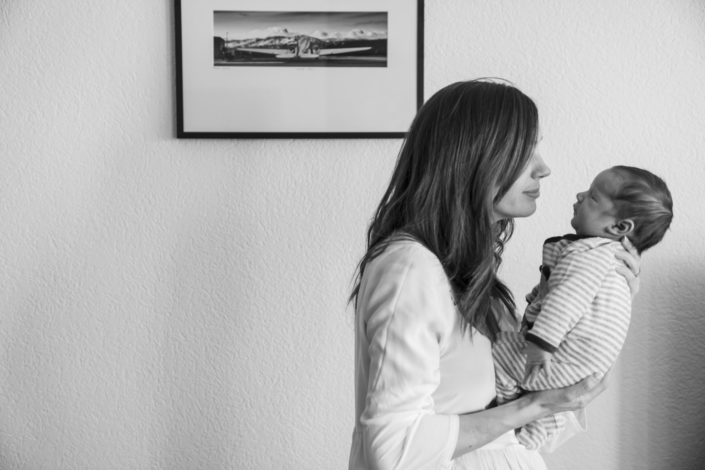LausannePhoto-shooting-maternité-grossesse-parents-bebe-nouveau-ne-exterieur-domicile-maison-suisse-photo-Vaud-014