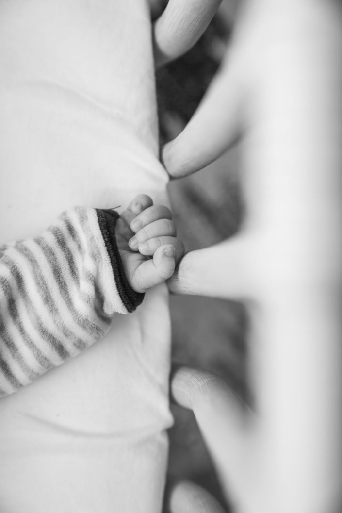 LausannePhoto-shooting-maternité-grossesse-parents-bebe-nouveau-ne-exterieur-domicile-maison-suisse-photo-Vaud-015