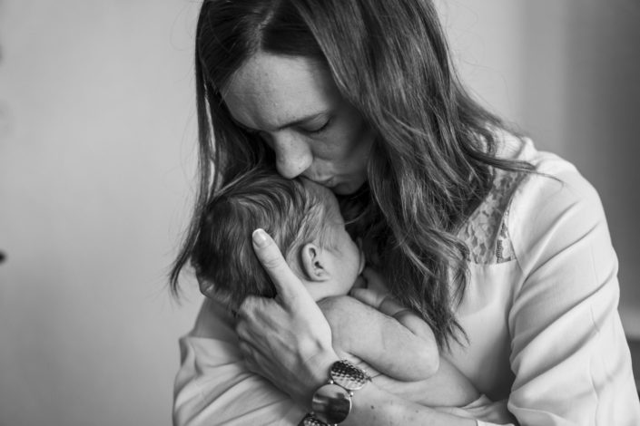 LausannePhoto-shooting-maternité-grossesse-parents-bebe-nouveau-ne-exterieur-domicile-maison-suisse-photo-Vaud-07