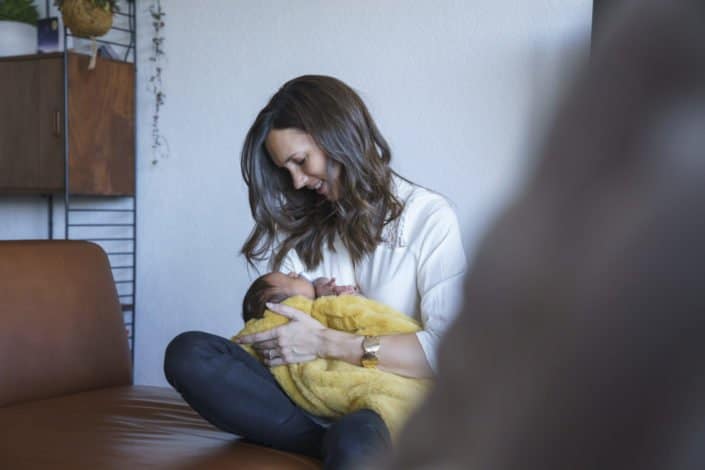 LausannePhoto-shooting-maternité-grossesse-parents-bebe-nouveau-ne-exterieur-domicile-maison-suisse-photo-Vaud-08