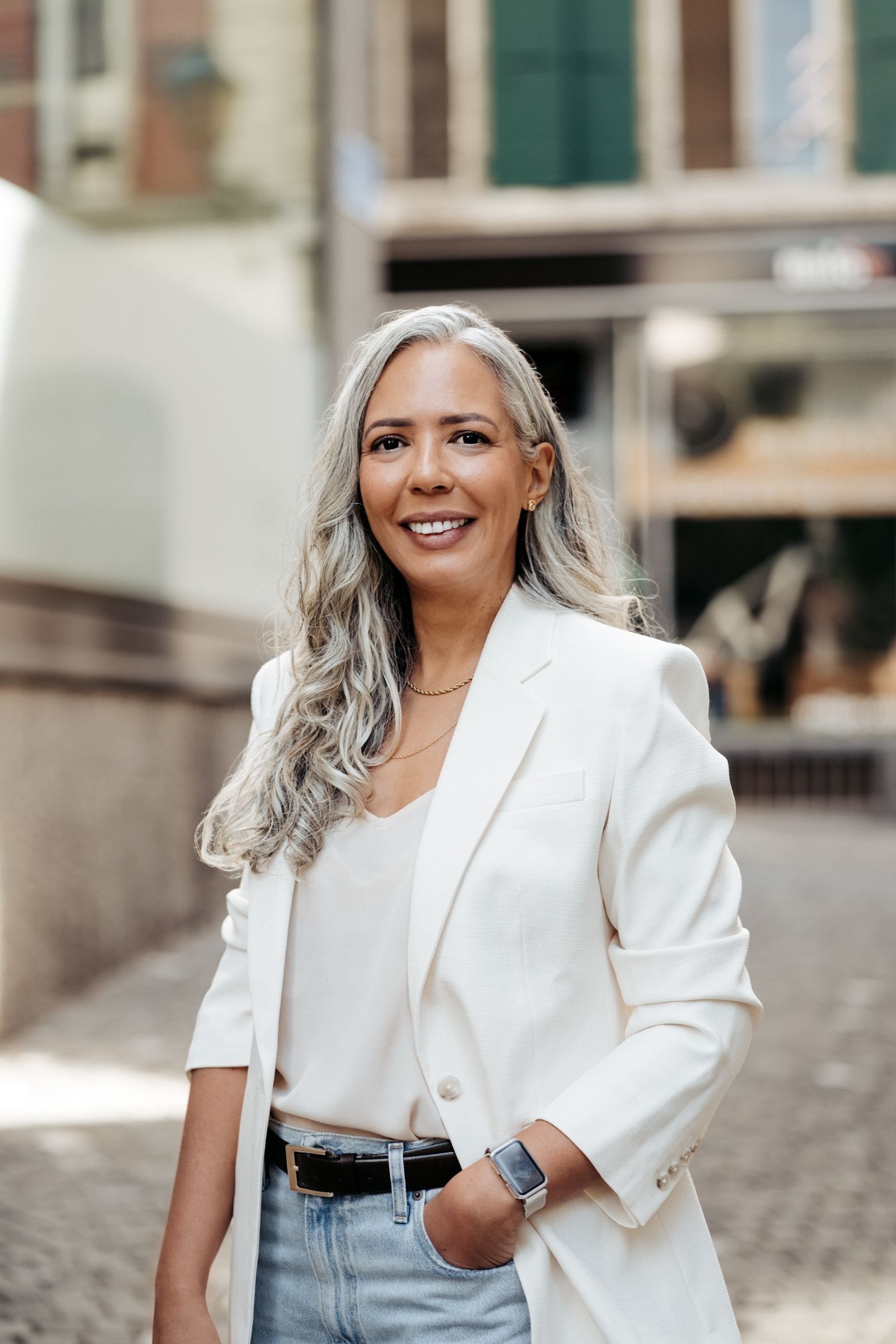 Lausanne-photo-shooting-portrait-professionnel-cv-linkedin-reseaux-studio-entreprise-exterieur