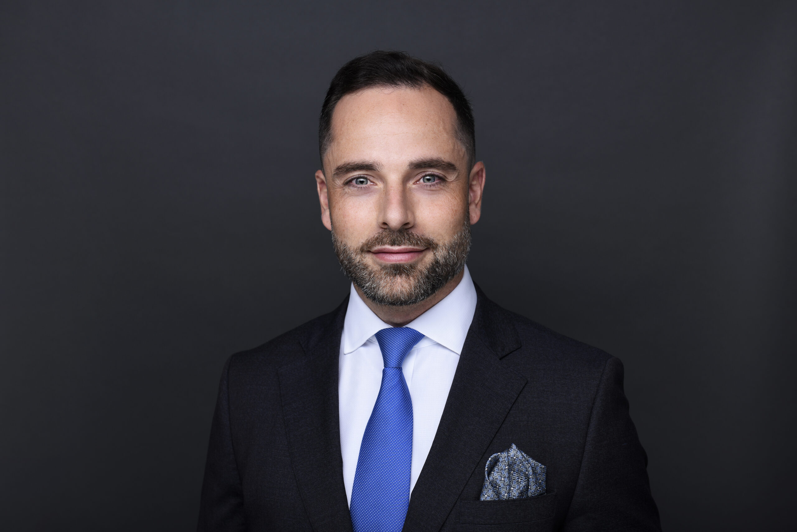 Lausanne-photo-shooting-portrait-professionnel-cv-reseaux-studio-entreprise-exterieur